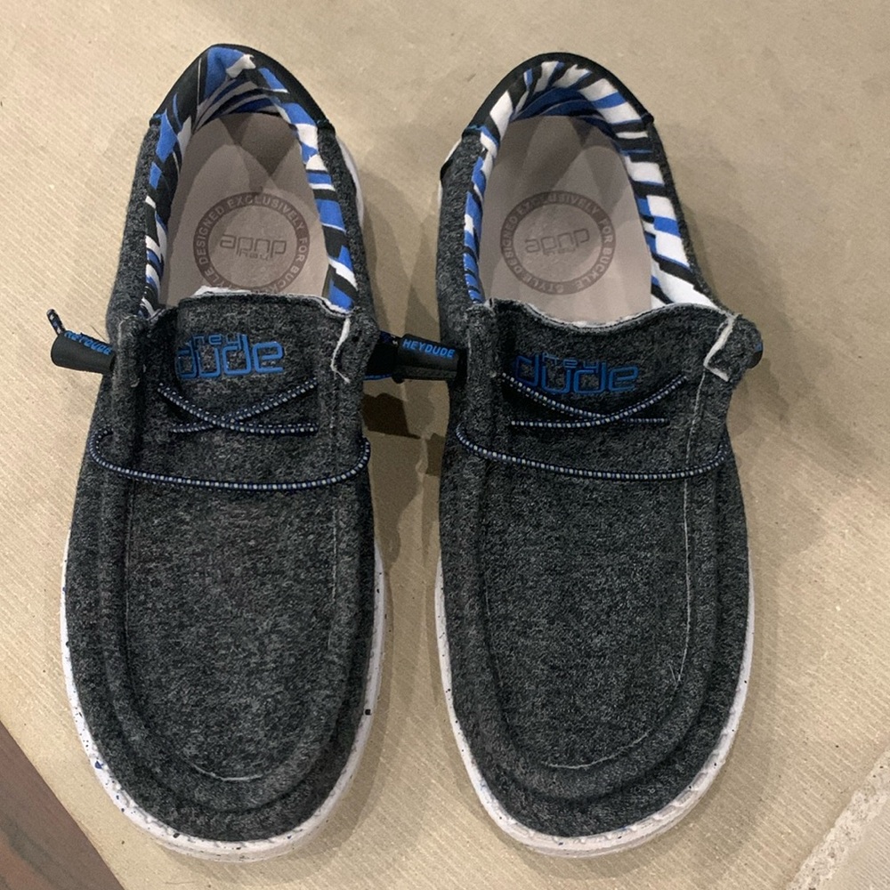 Boys Hey Dude Wally shoes size 4, great condition